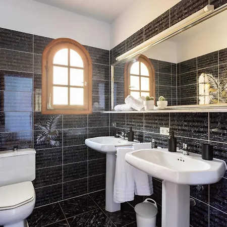Casa Platano - Private Pool - Ocean View - Bbq - Garden - Terrace - Free Wifi - Child & Pet-friendly - 4 Bedrooms - 8 People Poris de Abona
